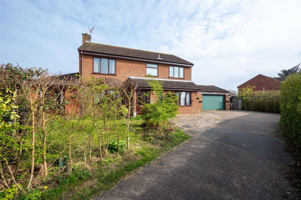 5 bed detached house for saleFell Way, Bradwell, Great Yarmouth NR31