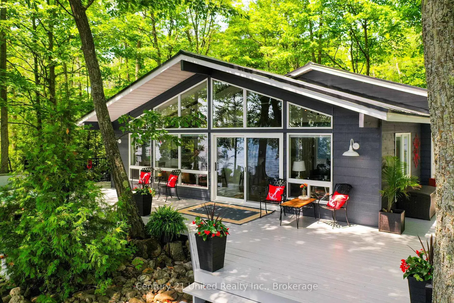 7004 Island 70 photo 2