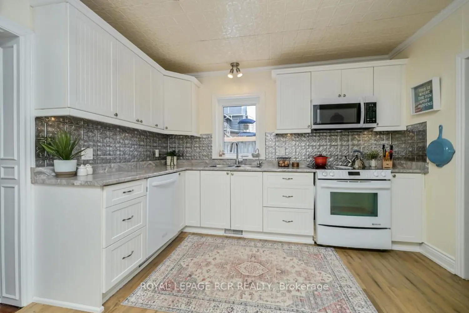 1429 Queen Street photo 5