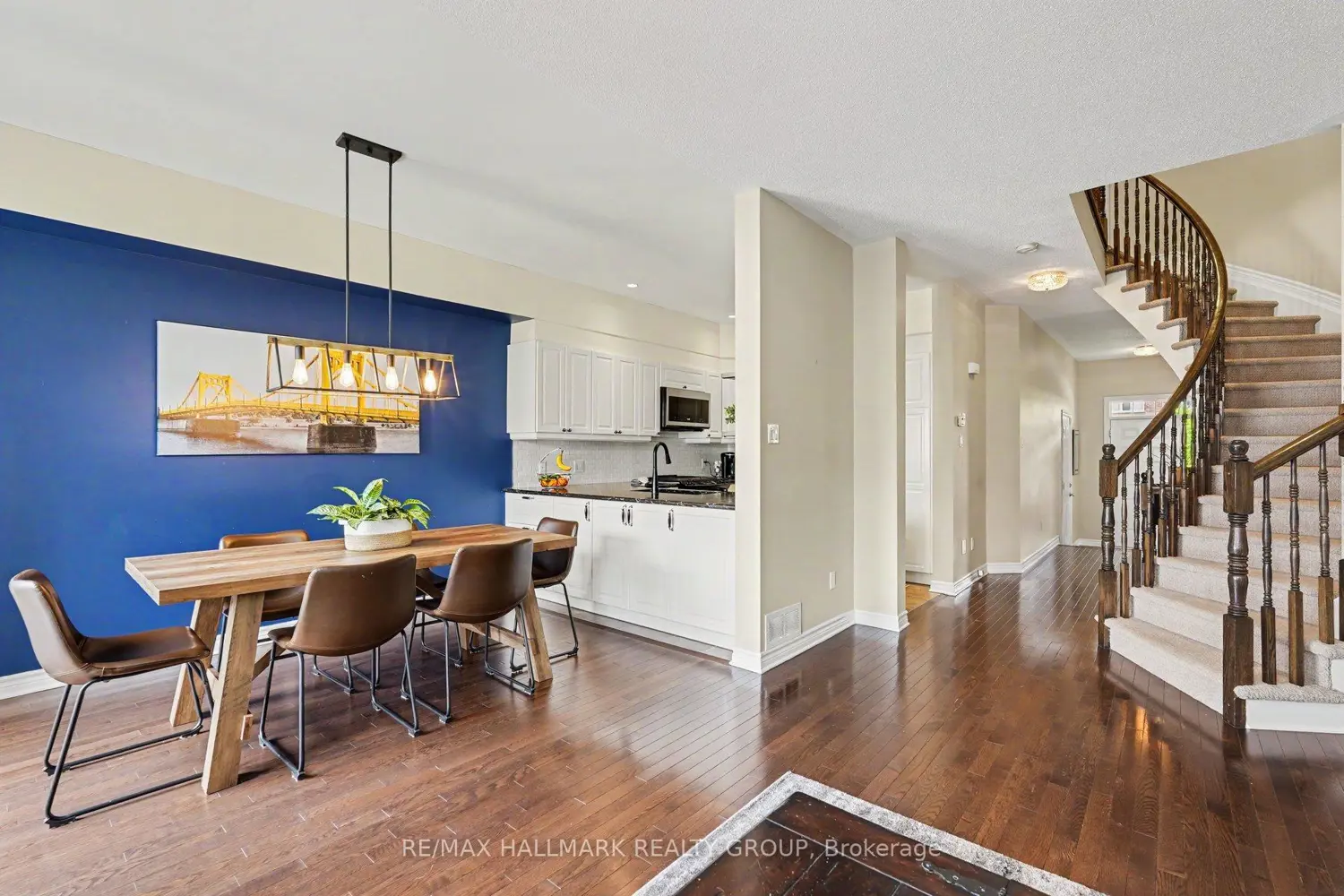 1433 Comfrey Crescent photo 3