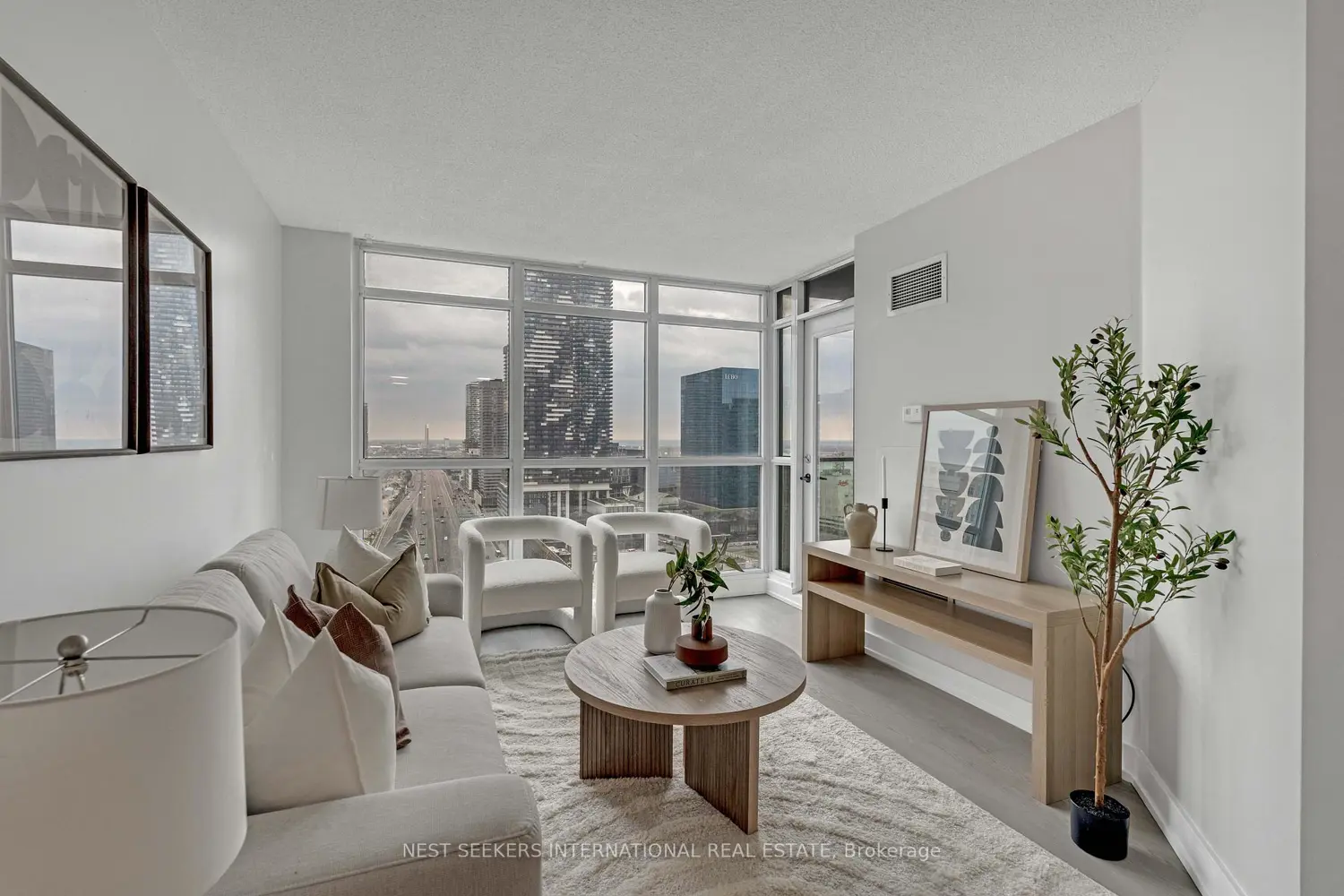 Additional image 3 of 18 Yonge Street 2507