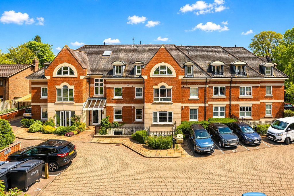 2 bed flat for saleShortheath Road, Farnham, Surrey GU9