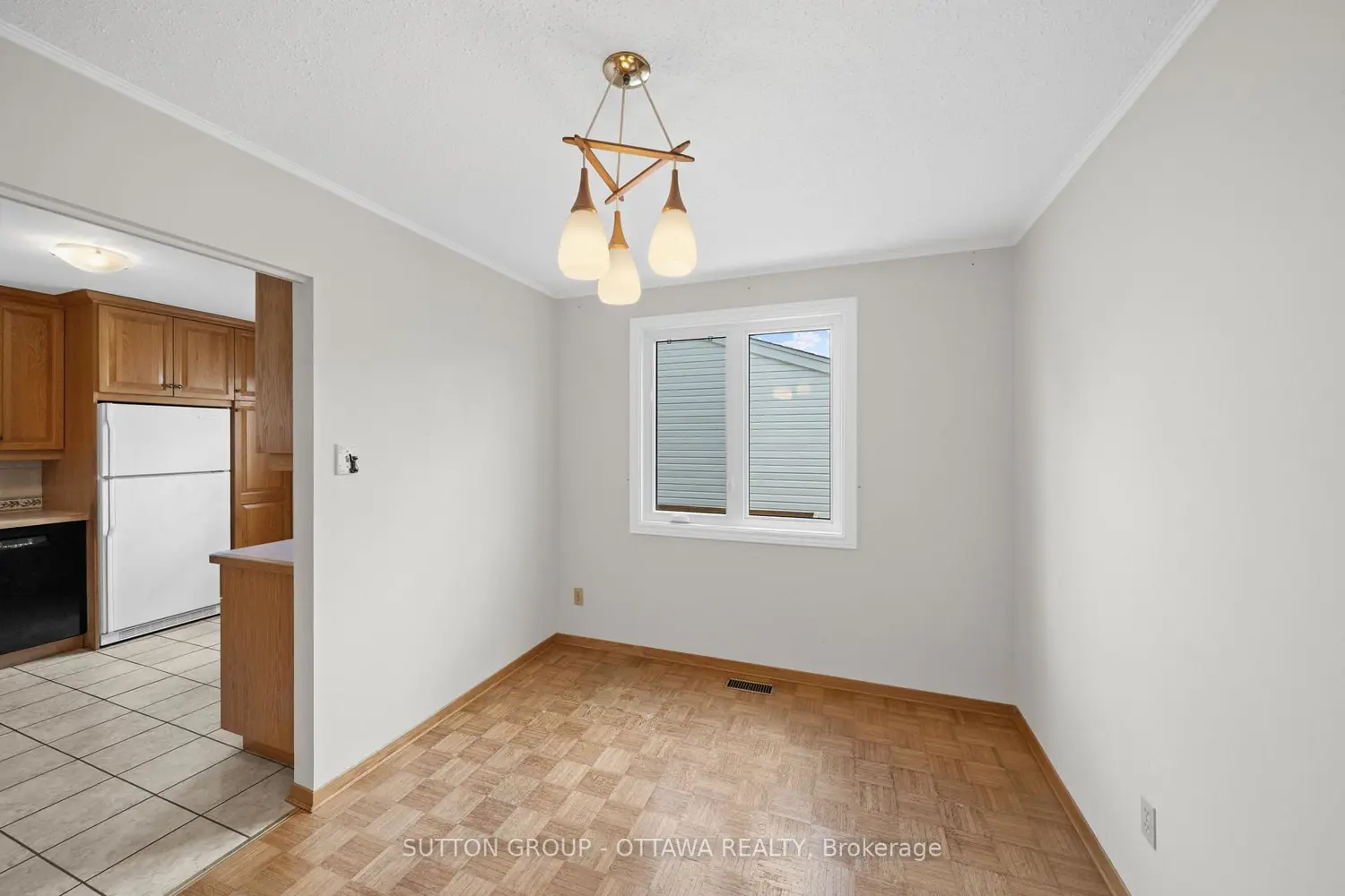 946 Closse Way photo 4