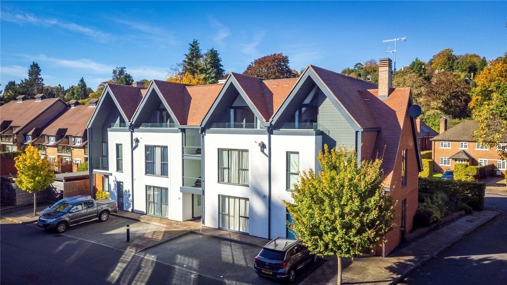 2 bed flat for saleChestnut Avenue, Guildford, Surrey GU2