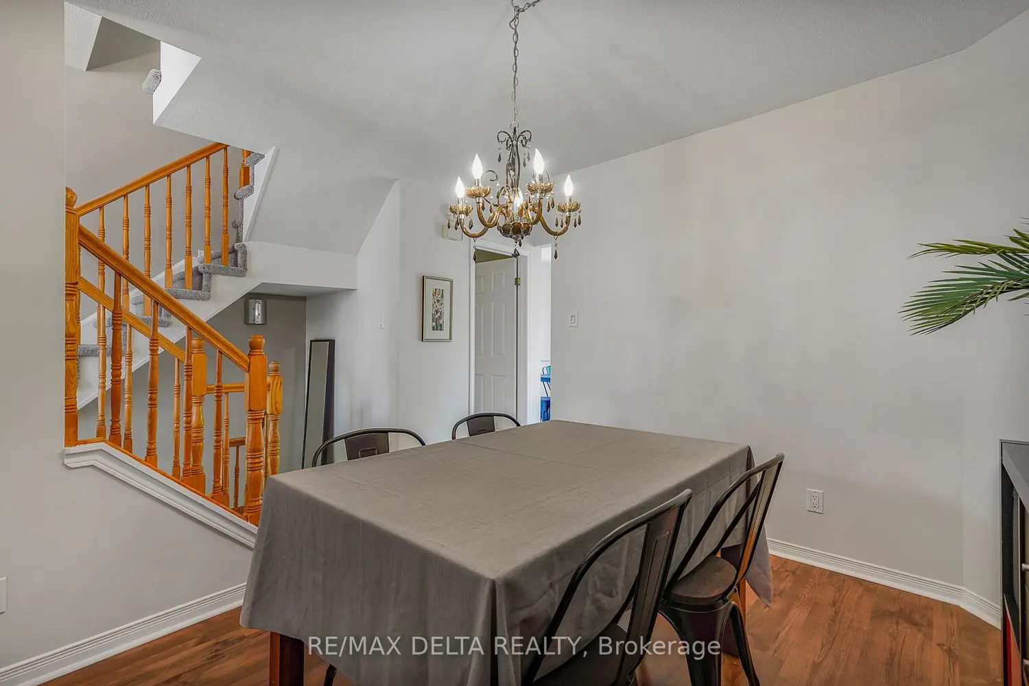 698 Brome Crescent photo 3