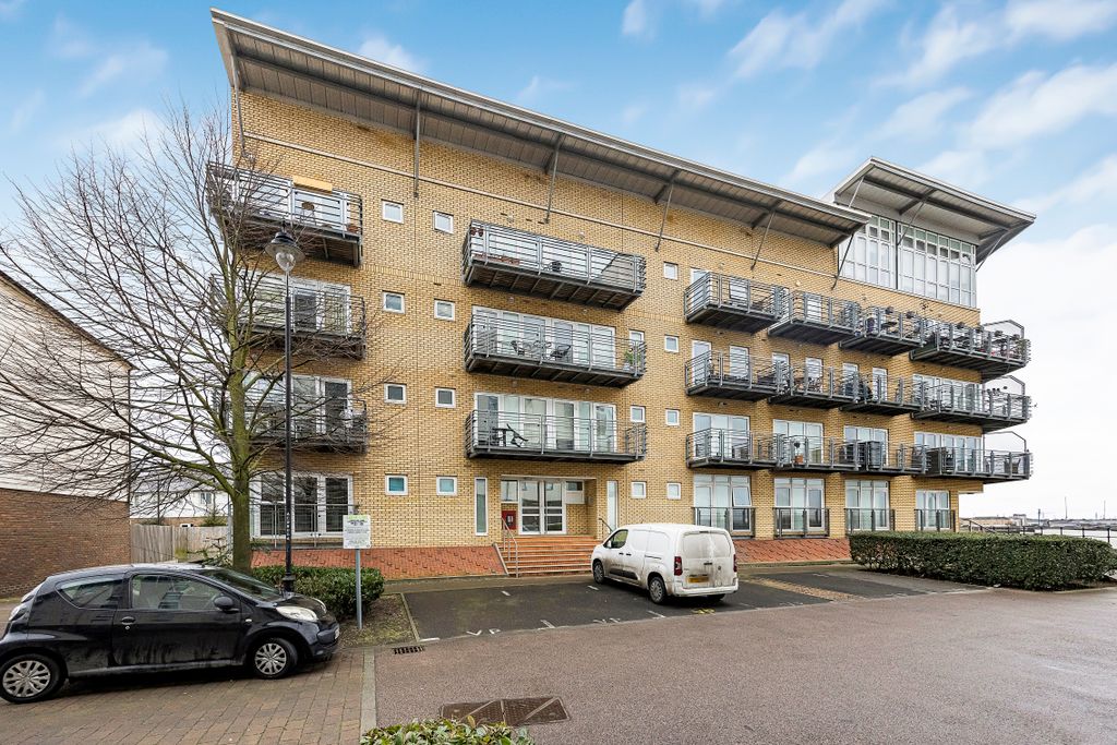 2 bed flat for saleCarmichael Avenue, Greenhithe DA9 photo 3