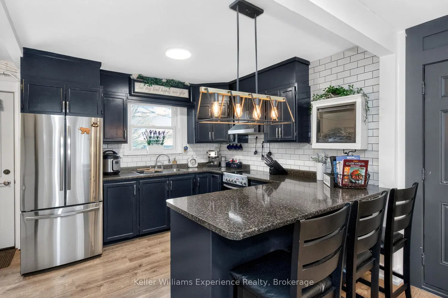 556 Johnson Street photo 5
