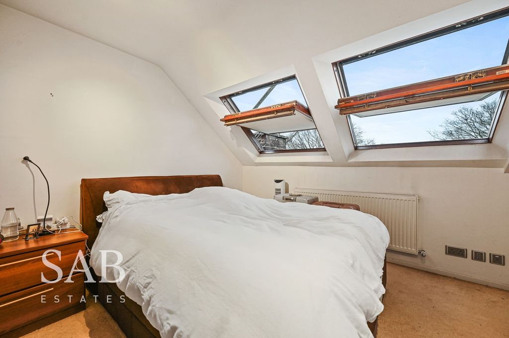 4 bed semi-detached house for saleChinnor Crescent, Greenford UB6 photo 5