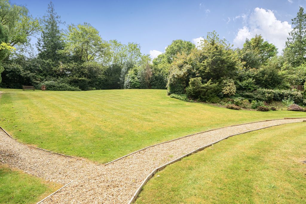 Additional image 9 of 3 bed flat for saleRaylands Mead, Gerrards Cross, Buckinghamshire SL9