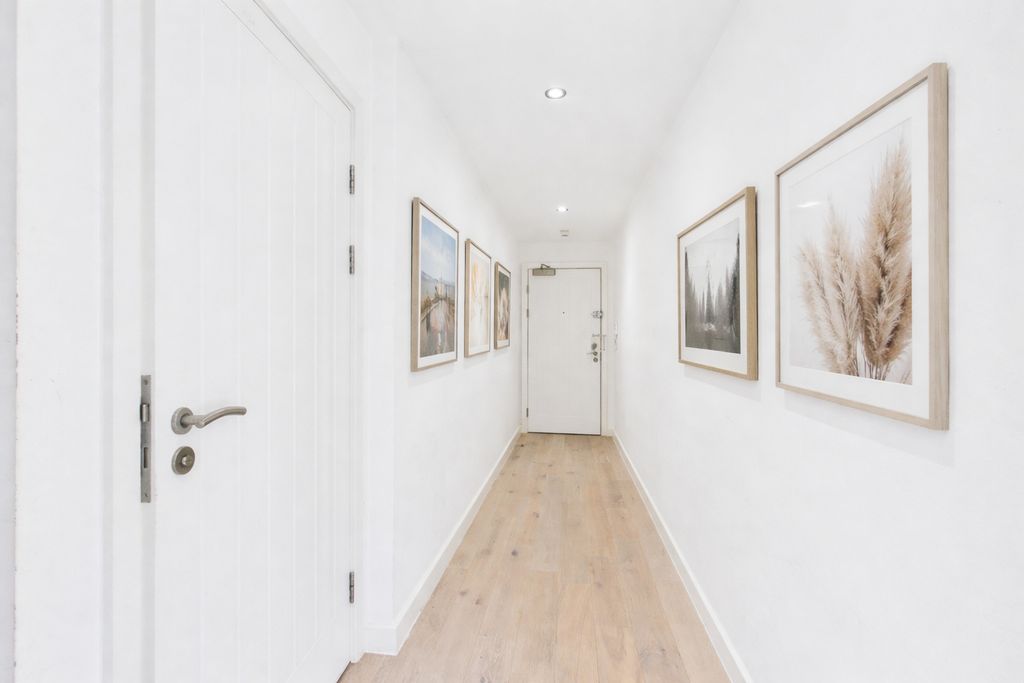 Additional image 6 of 2 bed flat for saleStation Road, Gerrards Cross, Buckinghamshire SL9