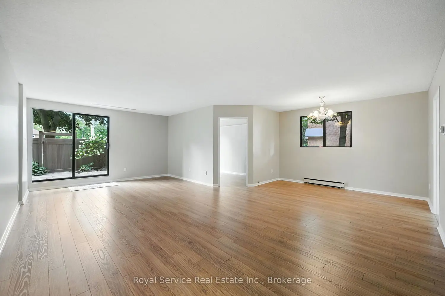 337 Simcoe Street 101 photo 4