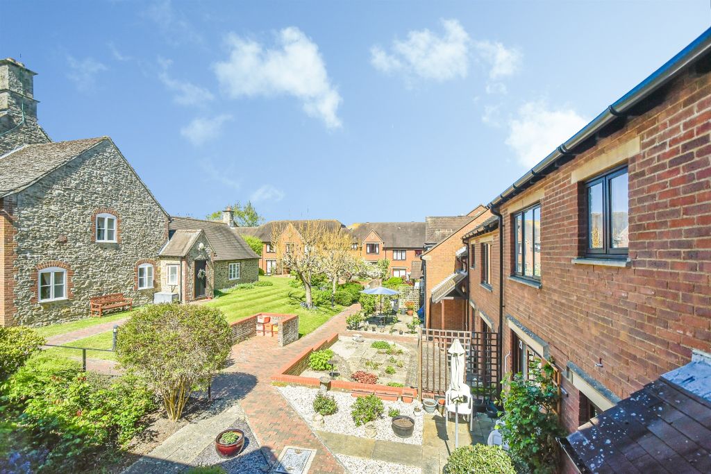 1 bed flat for saleParsonage Court, Highworth, Swindon SN6 photo 2