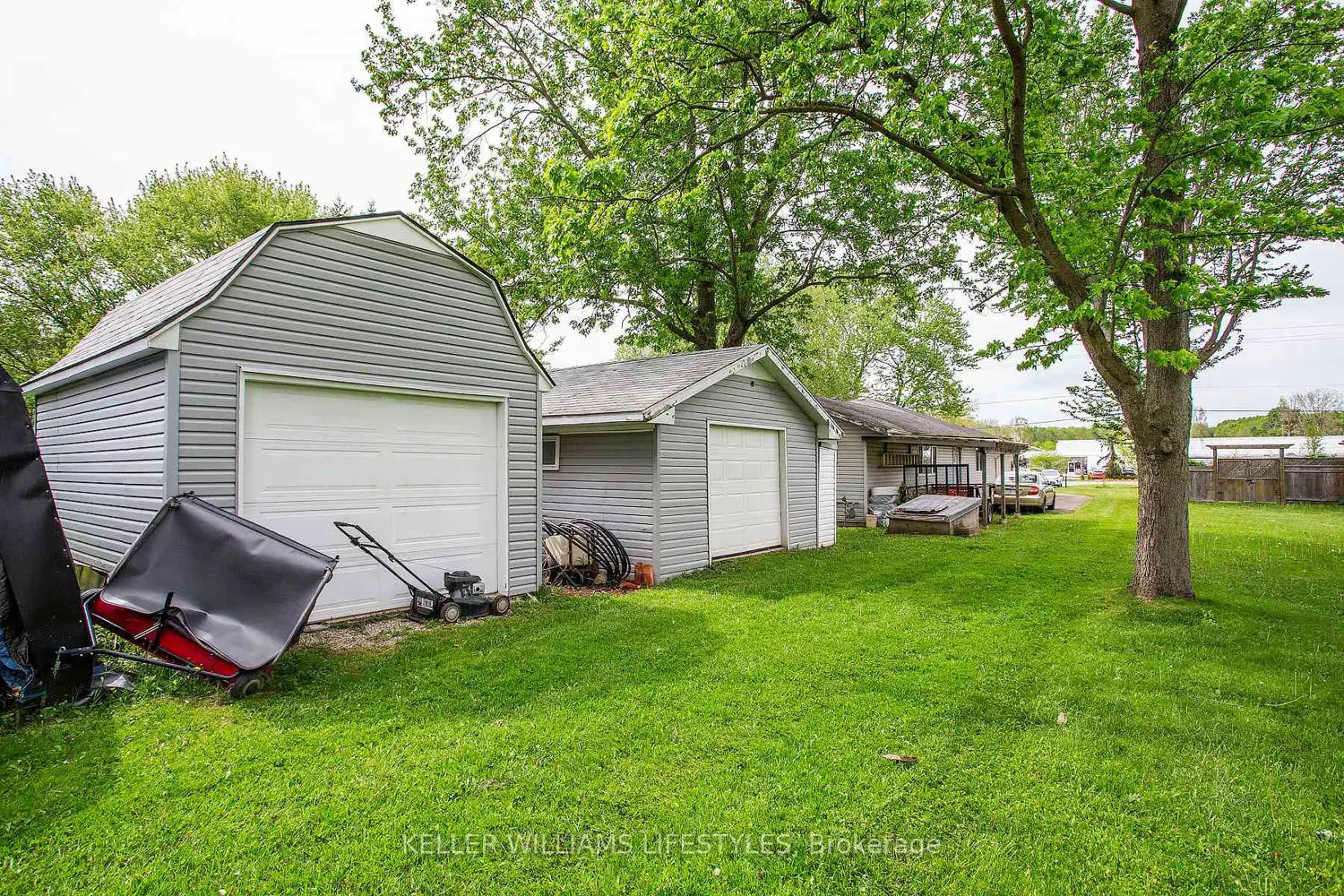 1468 Gainsborough Road photo 3