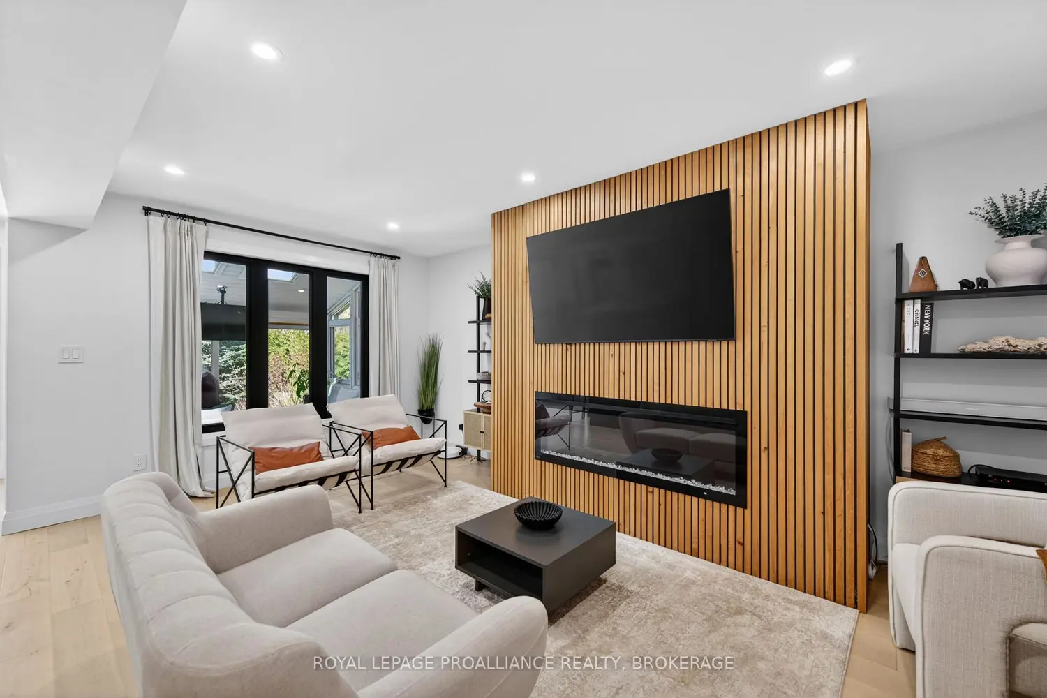 861 Mona Drive photo 4