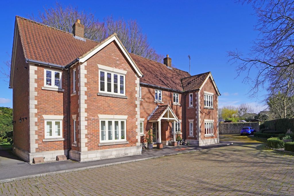 2 bed flat for saleSquires Court, Highworth, Swindon SN6