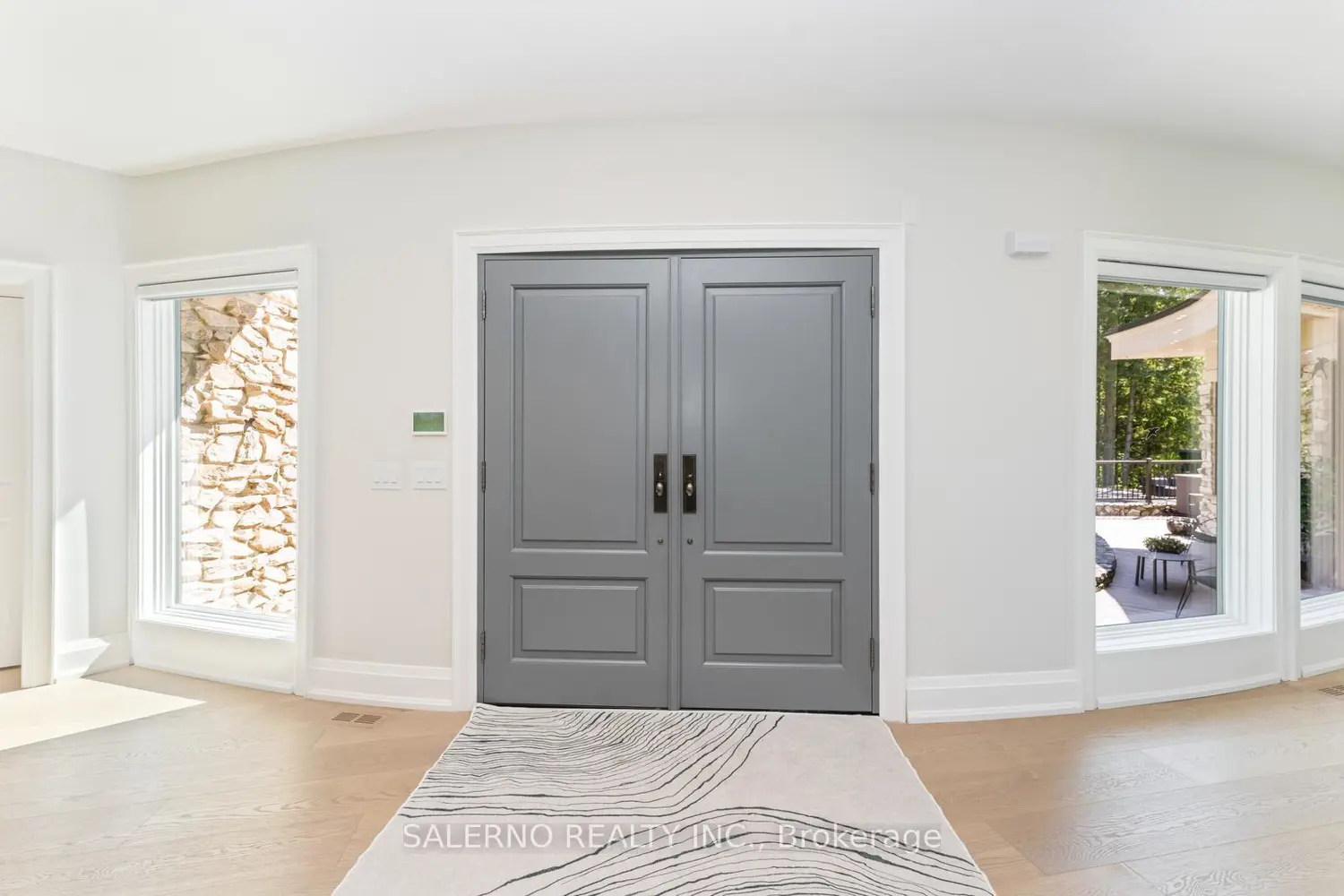 290 Kingscross Drive photo 3