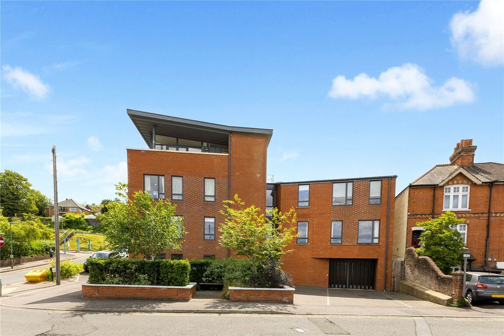2 bed flat for saleSydenham Road, Guildford, Surrey GU1 photo 2
