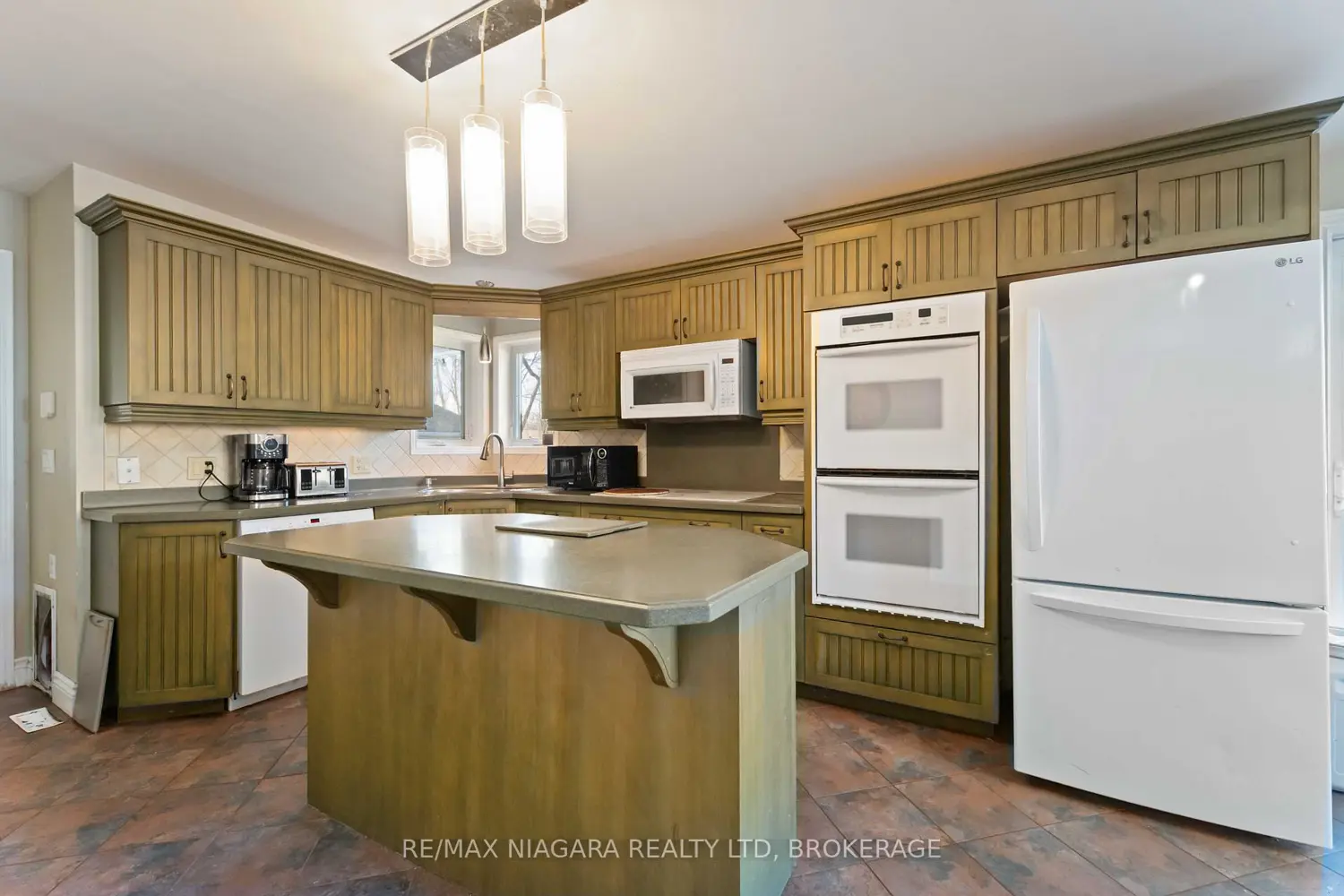 1671 Third Street Louth Street photo 5