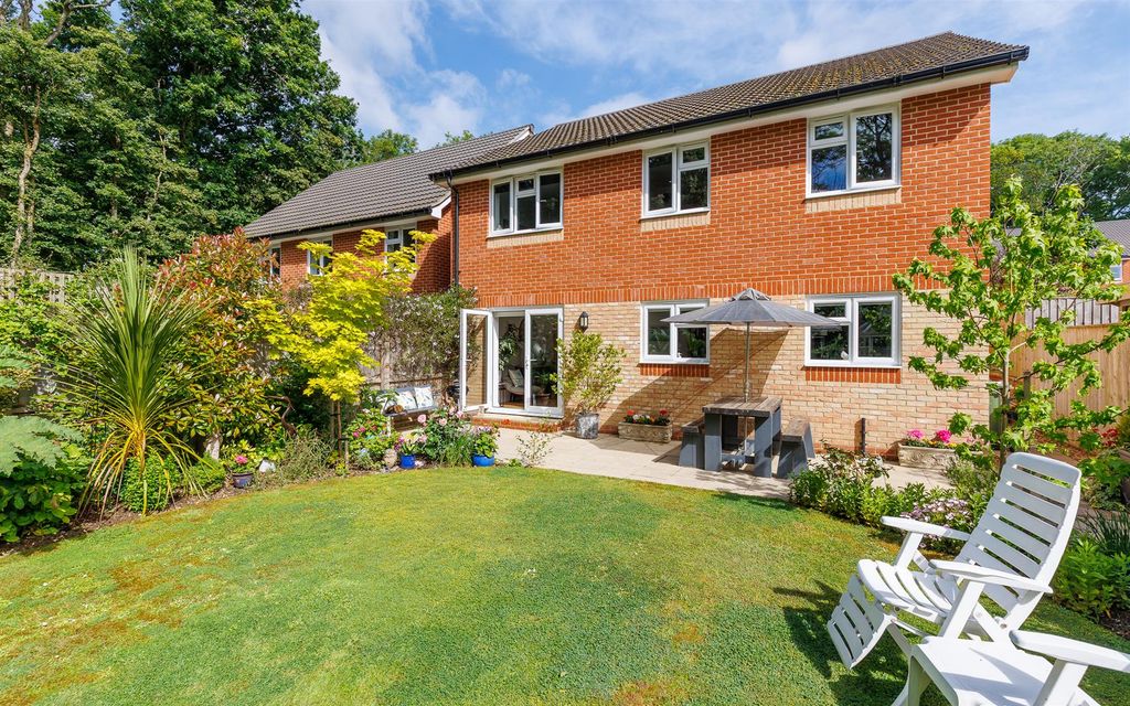 5 bed detached house for saleHooke Close, Freshwater PO40