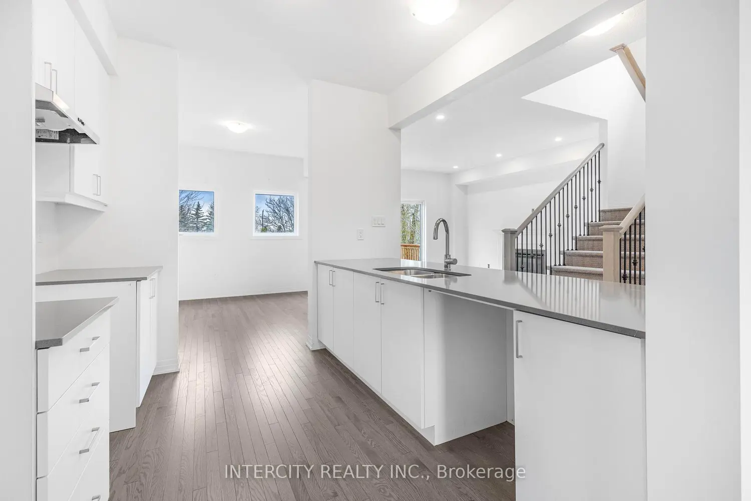 345 Quebec Street photo 4