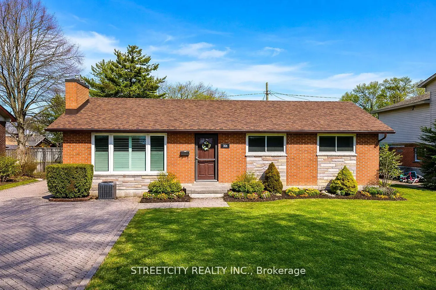 306 Burlington Crescent photo 2