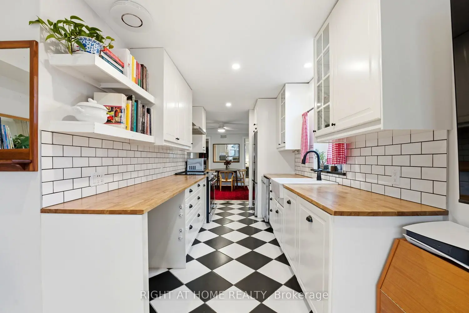 209 Marier Avenue photo 2