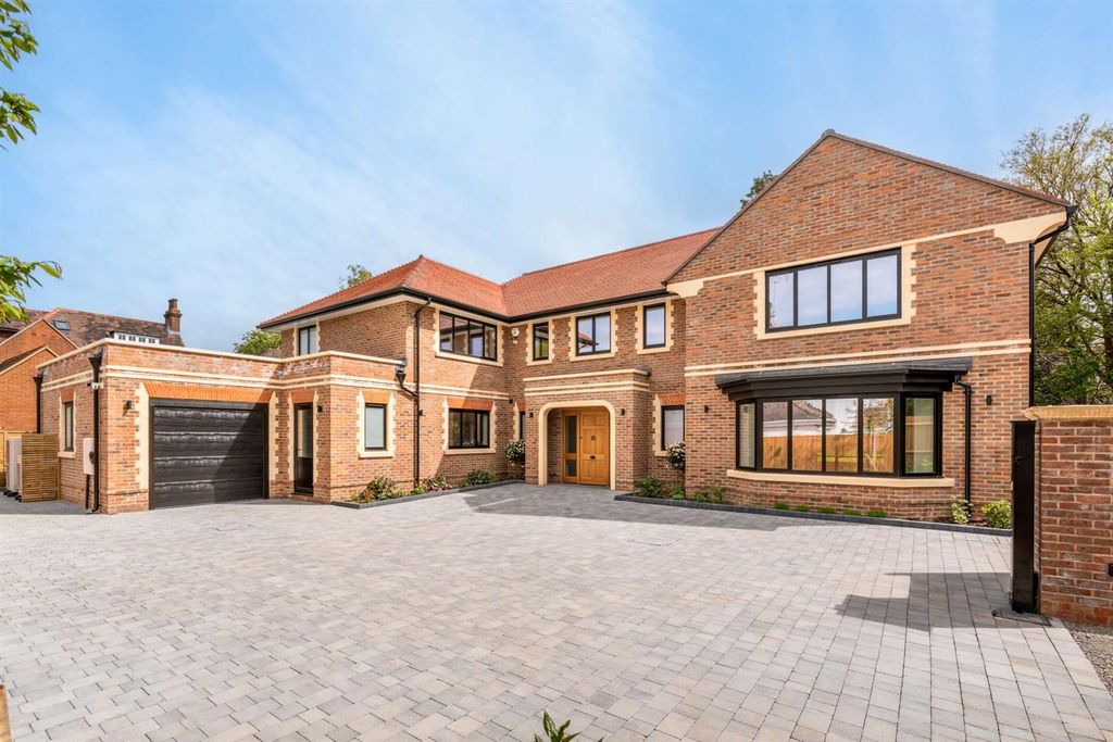 4 bed detached house for saleCross Lanes, Guildford GU1
