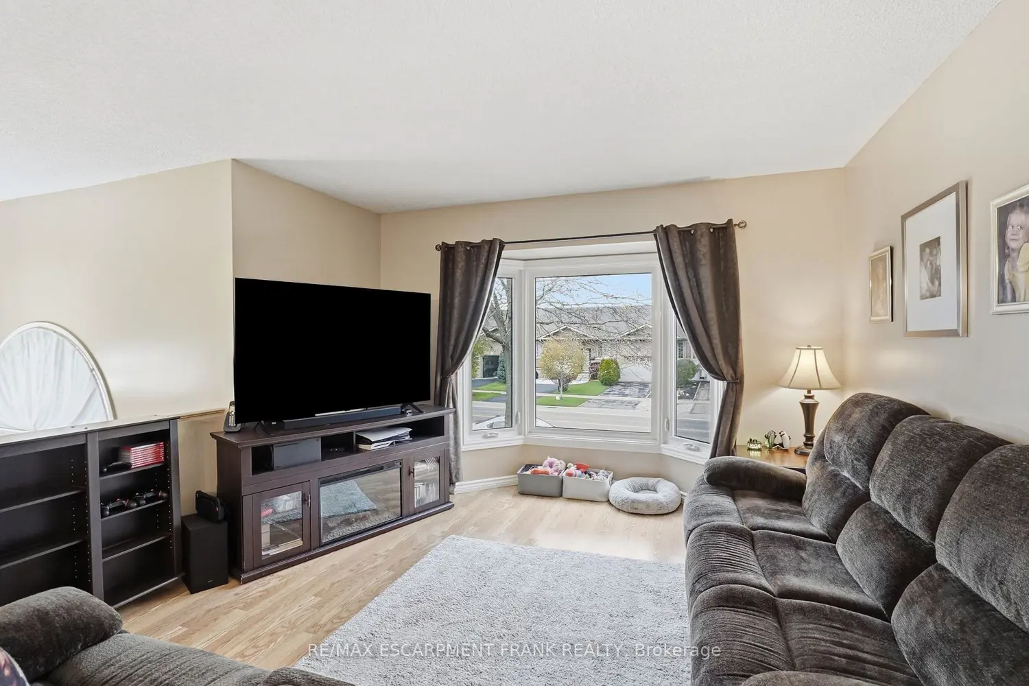 593 Grey Street photo 4