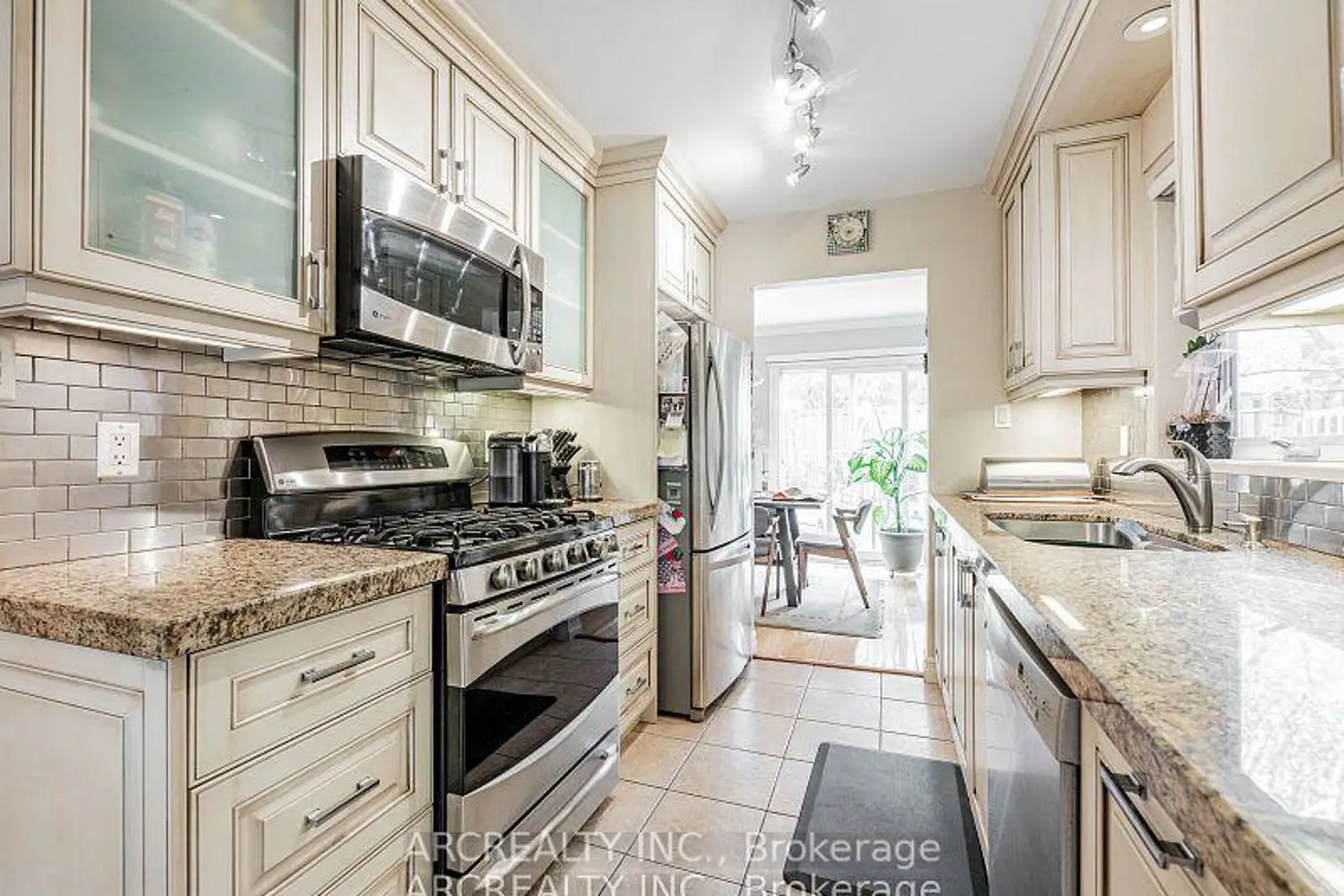 49 White Boulevard photo 3