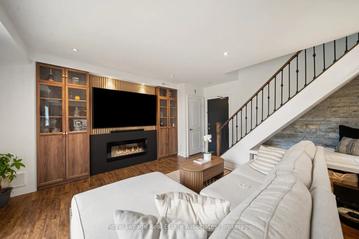 469 Claridge Road 4 photo 2