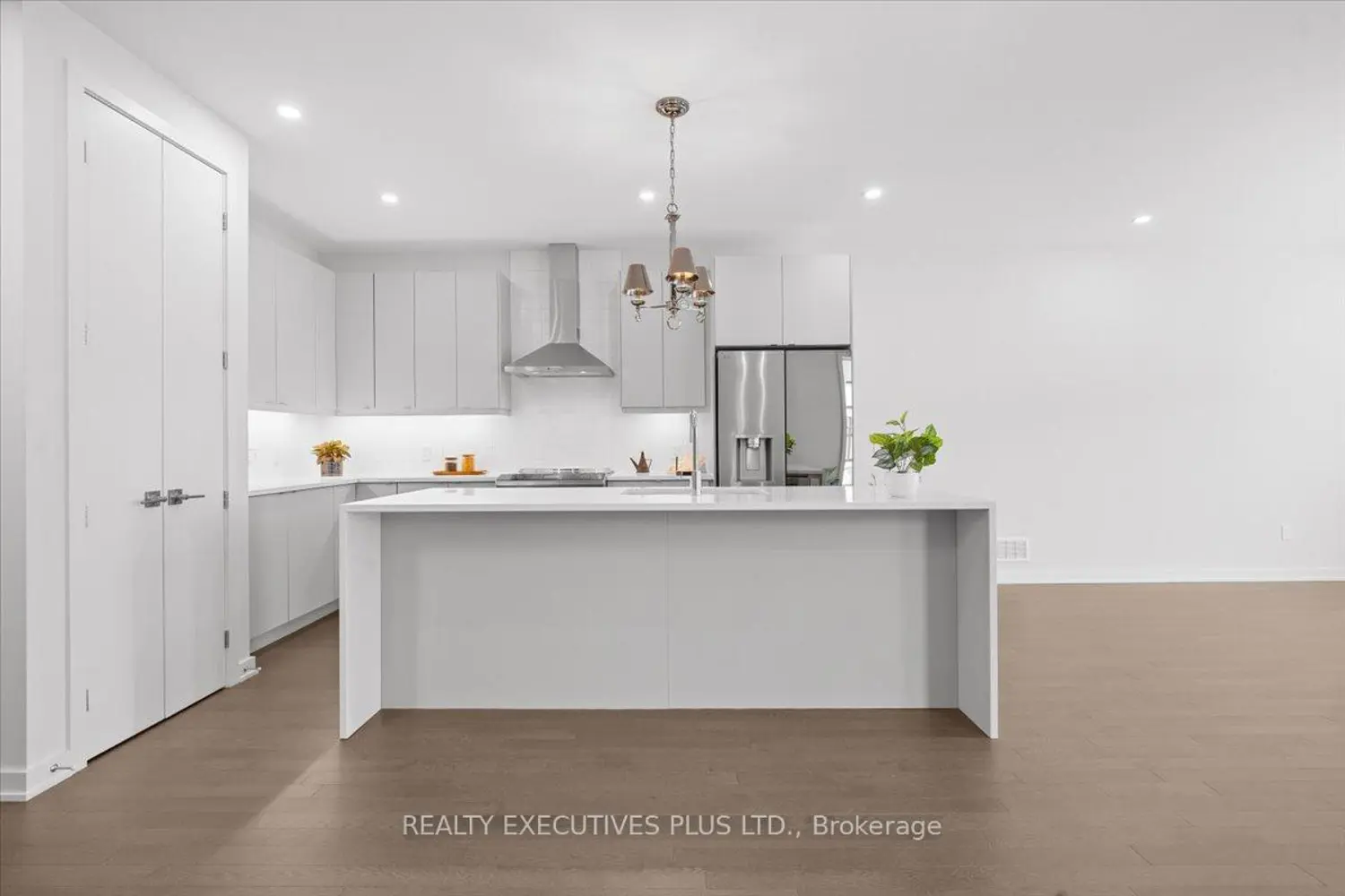 699 Honeydew Street photo 3
