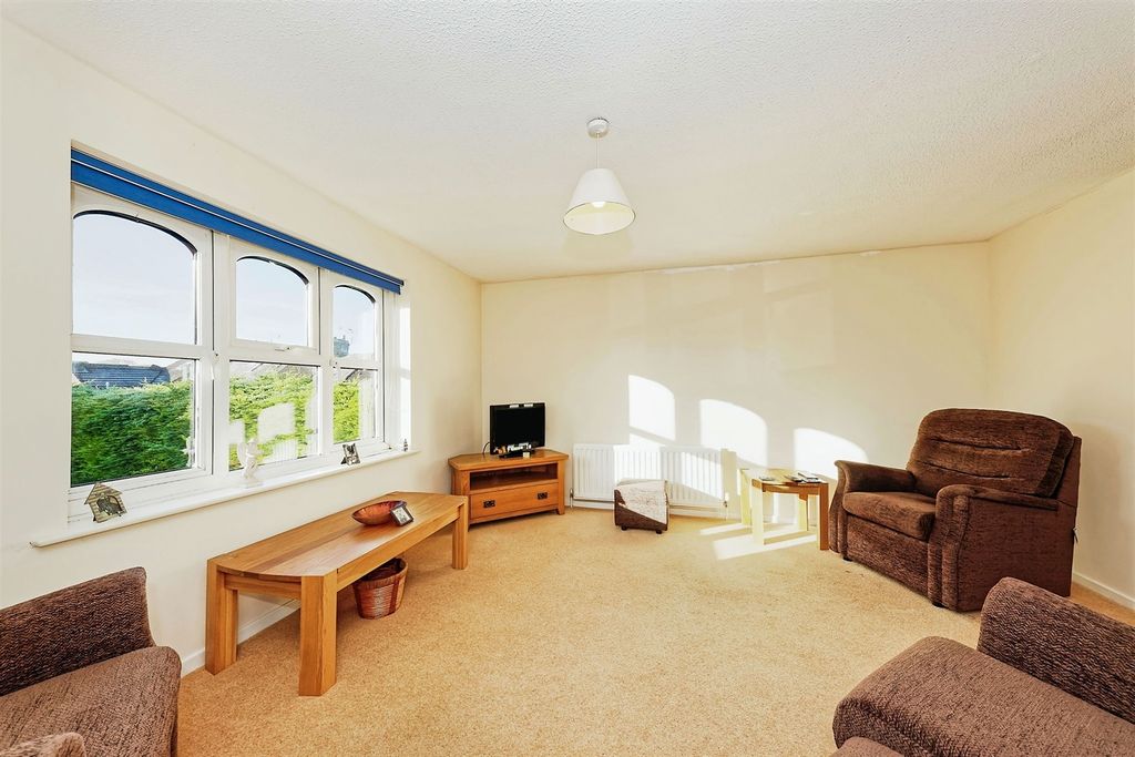 1 bed flat for saleAbbey Fields, Faversham ME13 photo 3