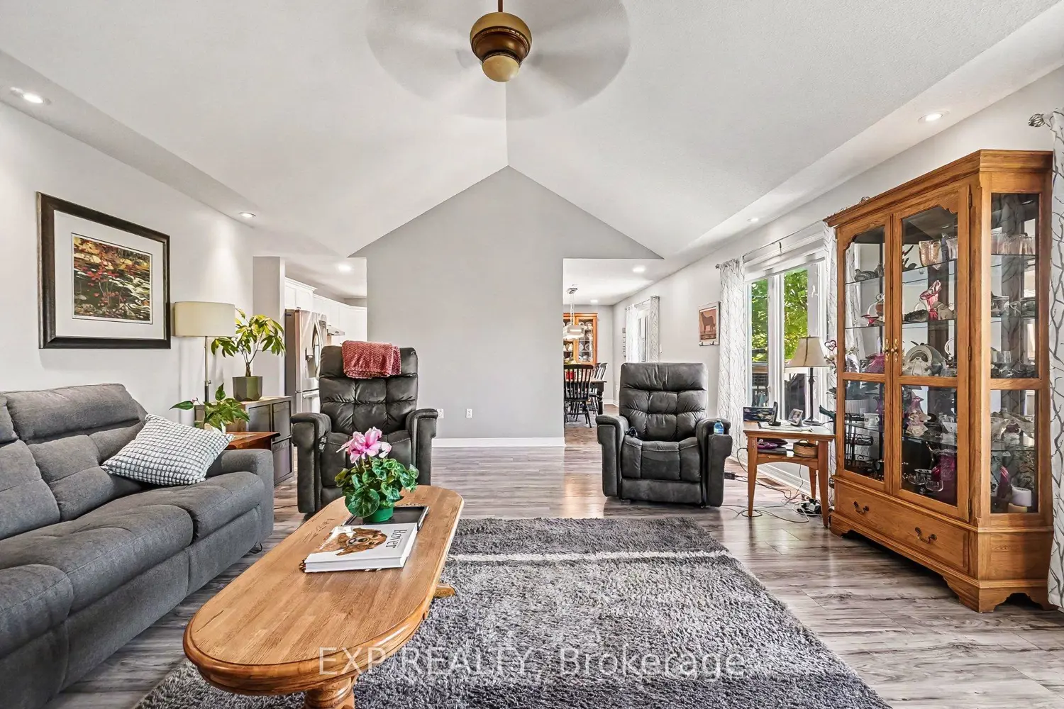 217 Jasper Crescent photo 5