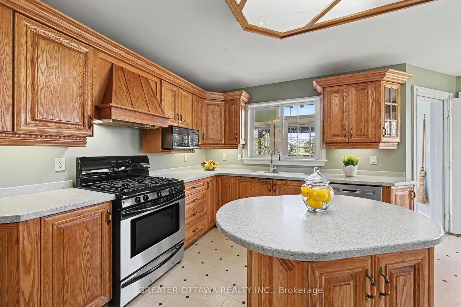 149 Heather Crescent photo 4