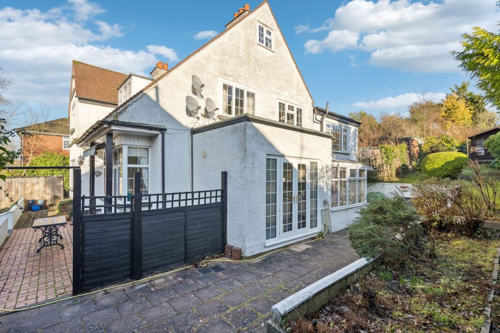 Additional image 19 of 3 bed flat for saleAmersham Road, Gerrards Cross SL9