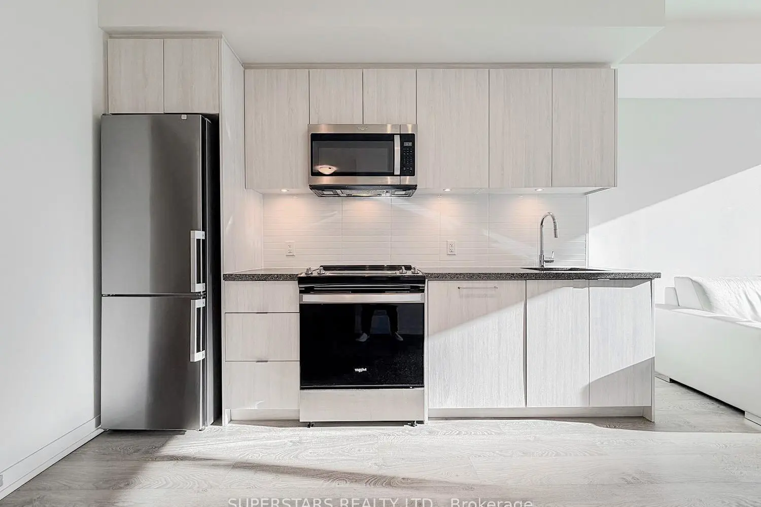 8868 Yonge Street 1609E photo 3