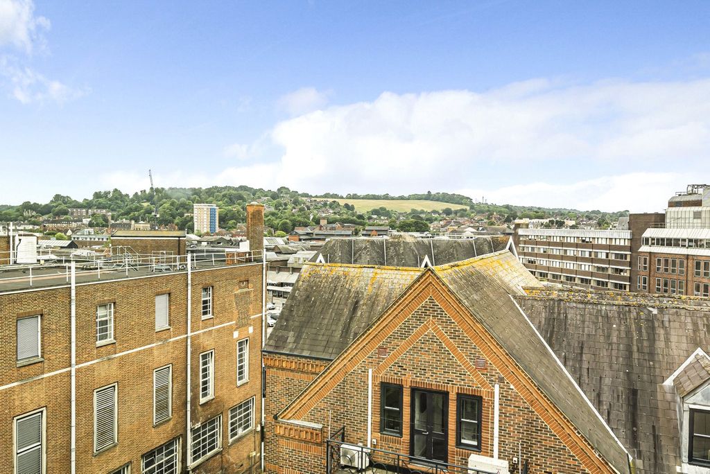 2 bed flat for saleLeapale Lane, Guildford GU1
