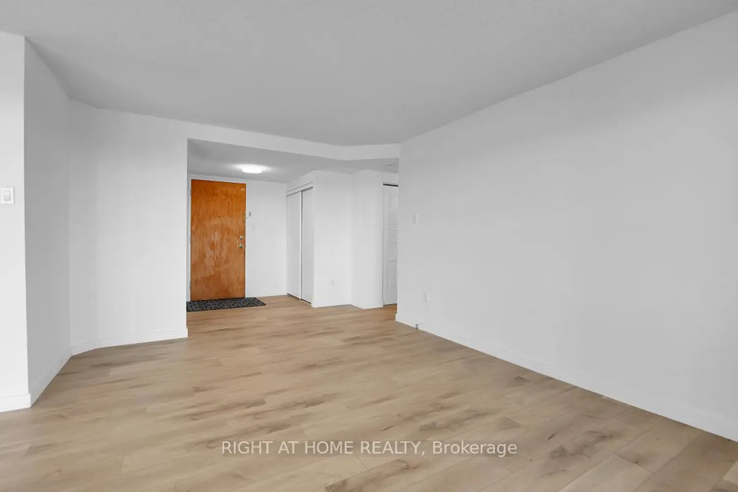 2759 Carousel Crescent 909 photo 3