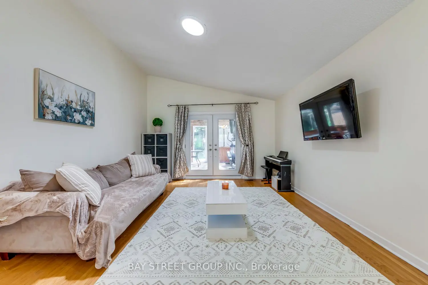 2598 Chalkwell Close photo 5