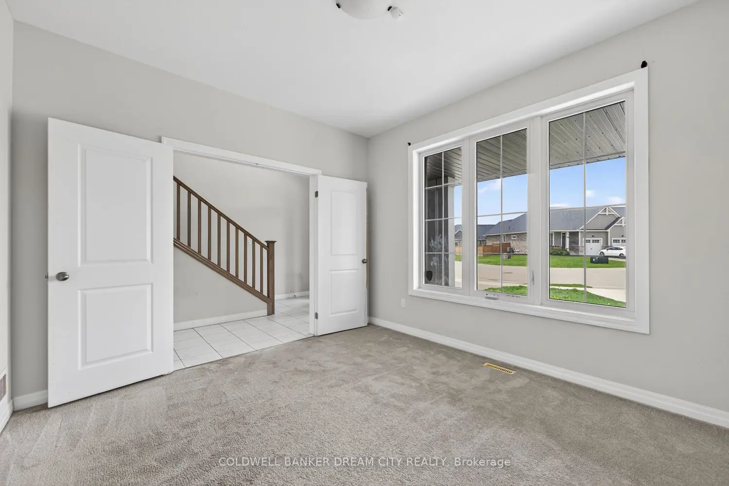 98 Livingston Drive photo 2