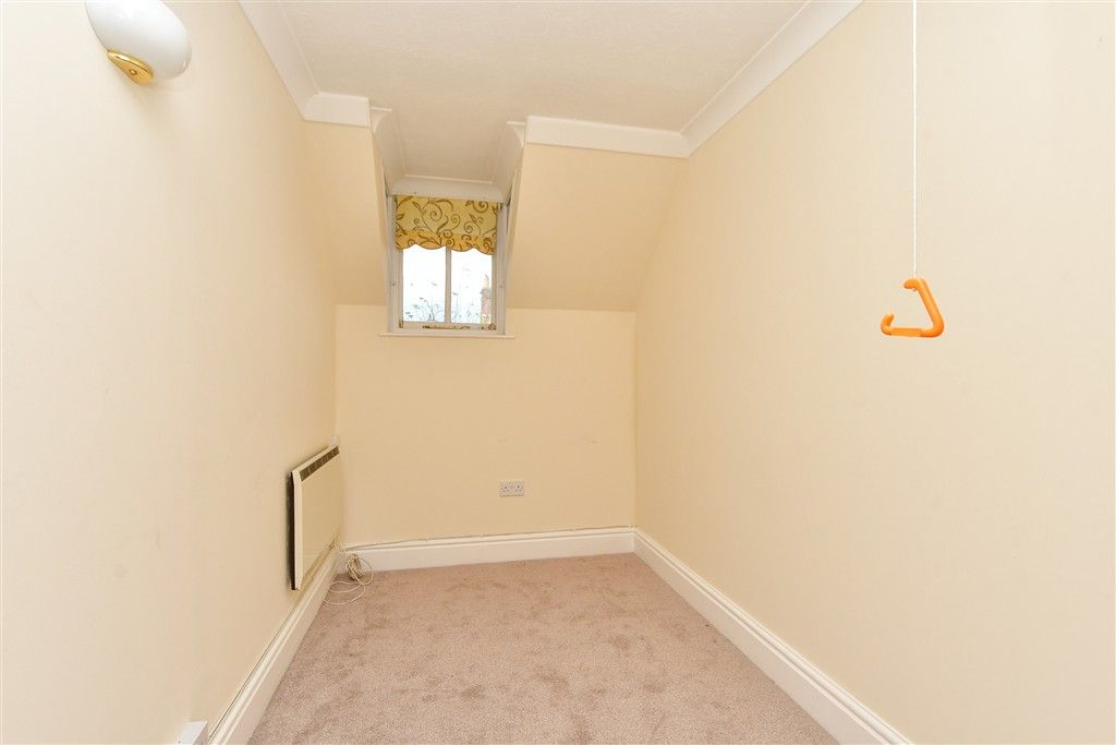 2 bed flat for saleMiddle Row, Faversham, Kent ME13 photo 5