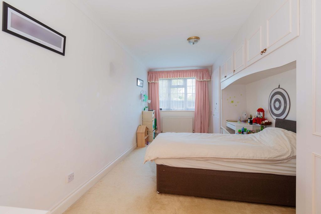 Additional image 6 of 3 bed flat for saleOak End Way, Gerrards Cross SL9