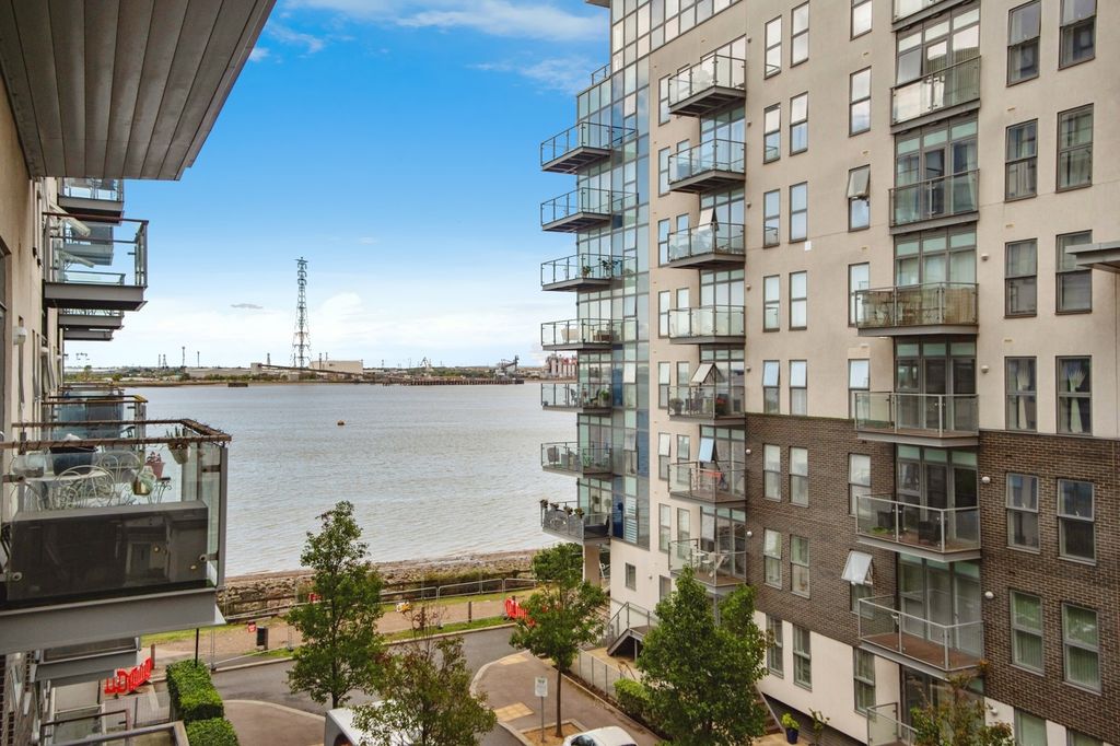 2 bed flat for saleClovelly Place, Greenhithe, Kent DA9