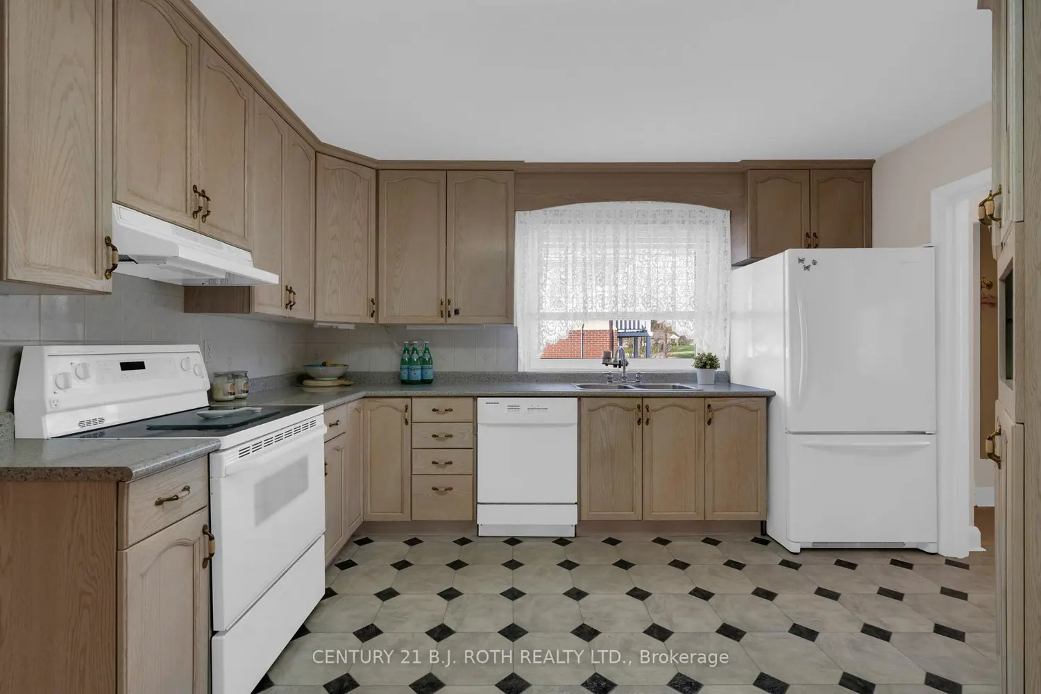 2165 Victoria Street photo 3