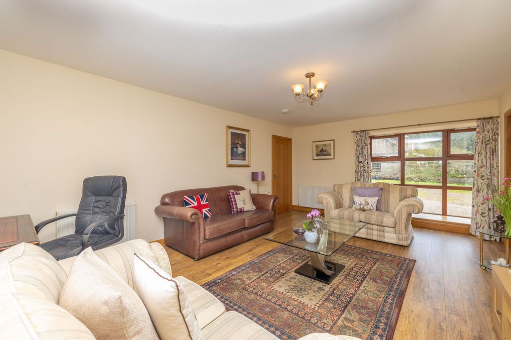 5 bed semi-detached house for saleStrichen AB43 photo 3