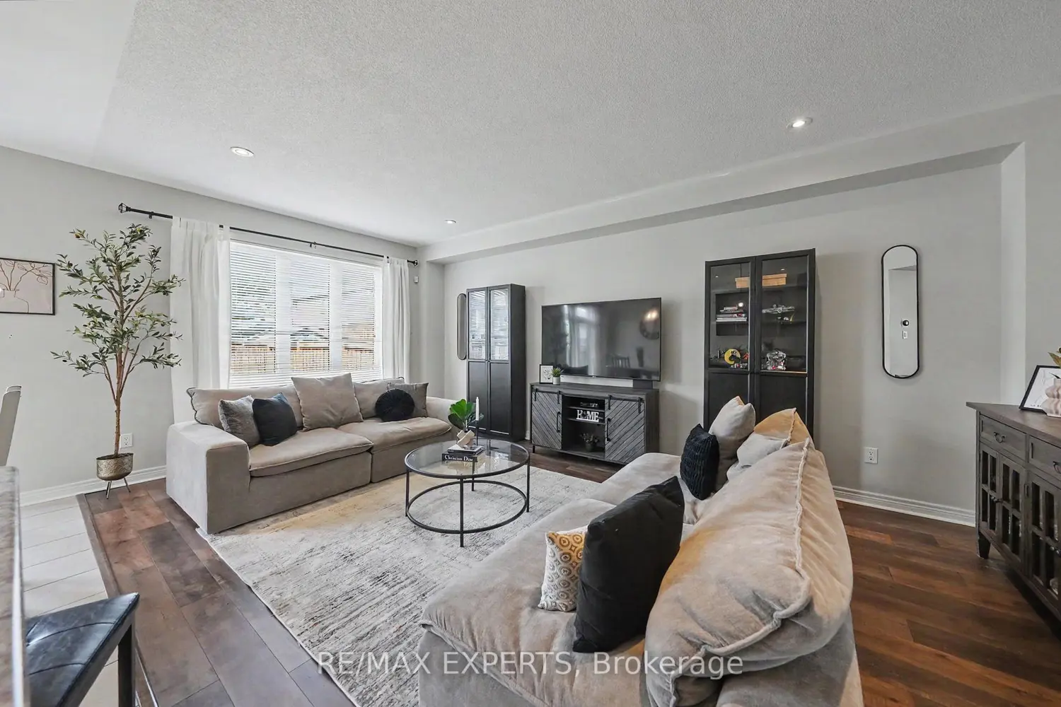 54 Weaver Terrace photo 4