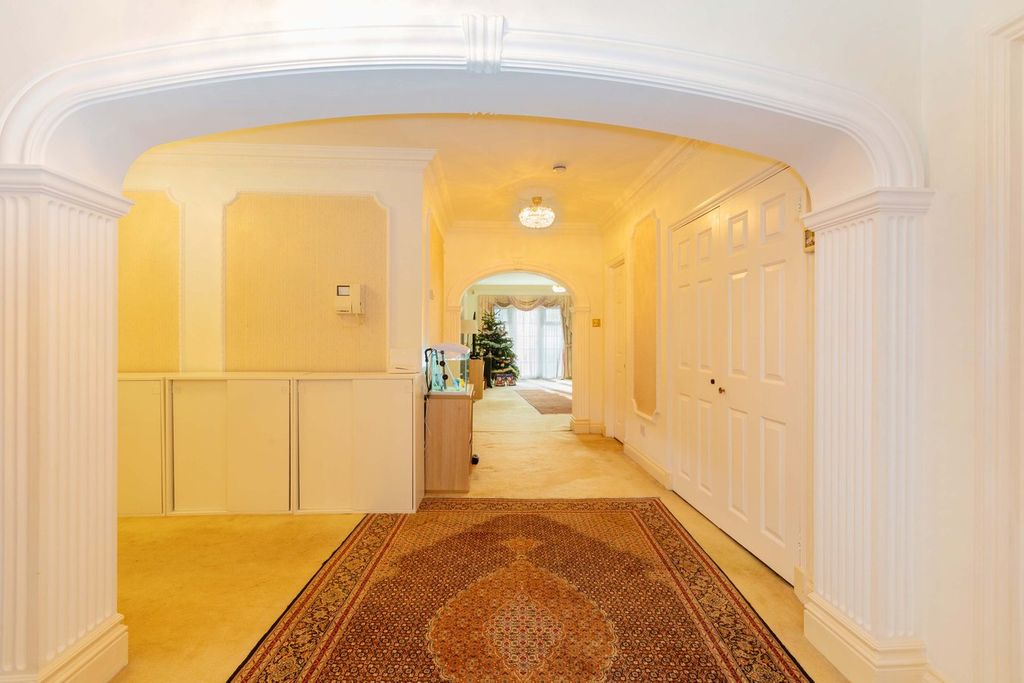 Additional image 13 of 3 bed flat for saleOak End Way, Gerrards Cross SL9