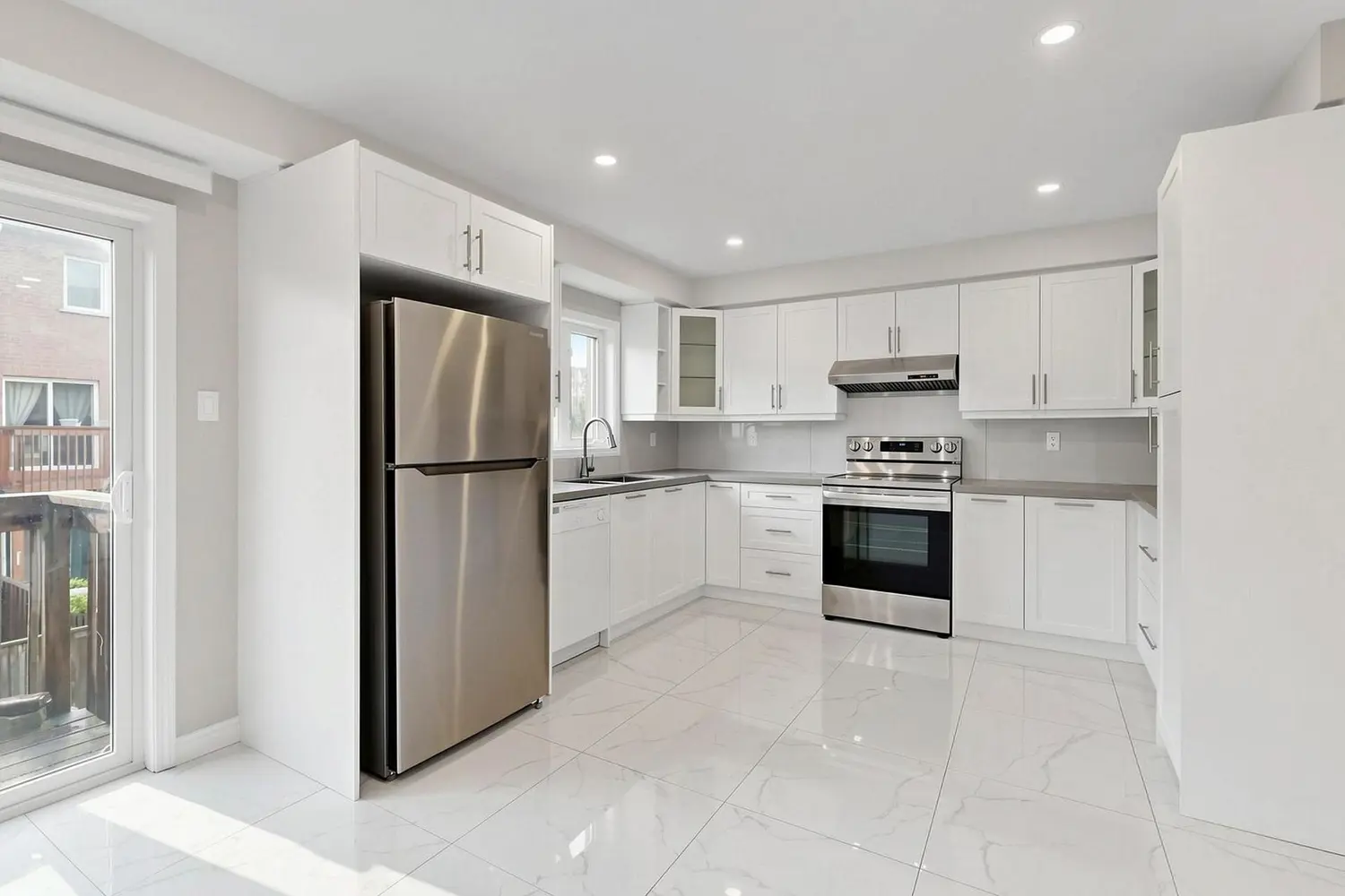 735 Maxman Street photo 2