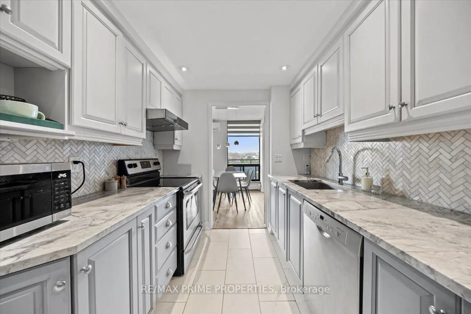 505 St Laurent Boulevard 804