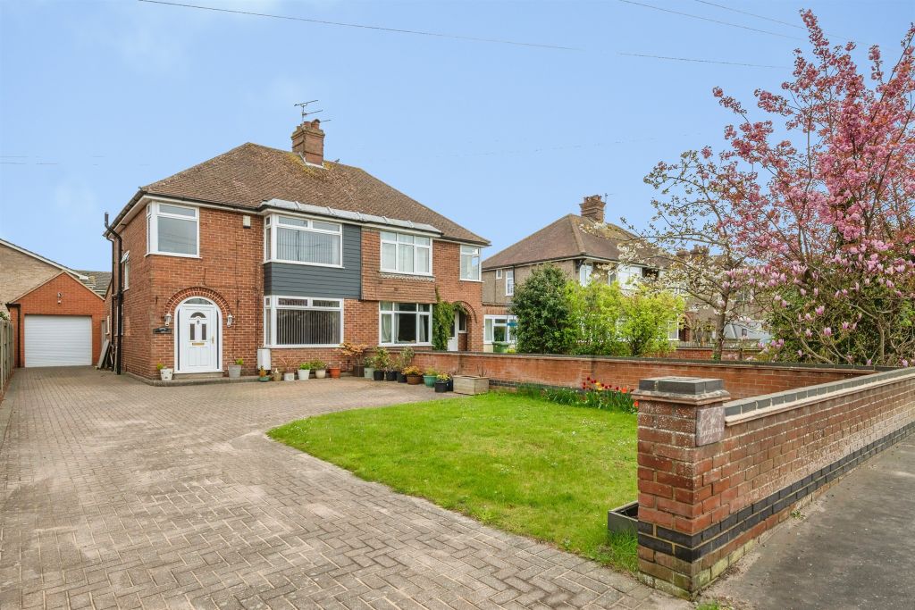 3 bed semi-detached house for saleCaister Road, Great Yarmouth NR30